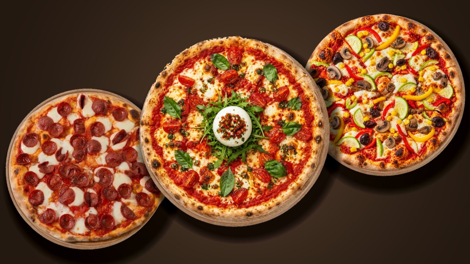 Koyu zemin üzerinde HR Italy'nin üç pizzası: Pepperoni, ortasında bütün bir burrata olan Burrata Pizza ve sebzeli Vejetaryen Pizza