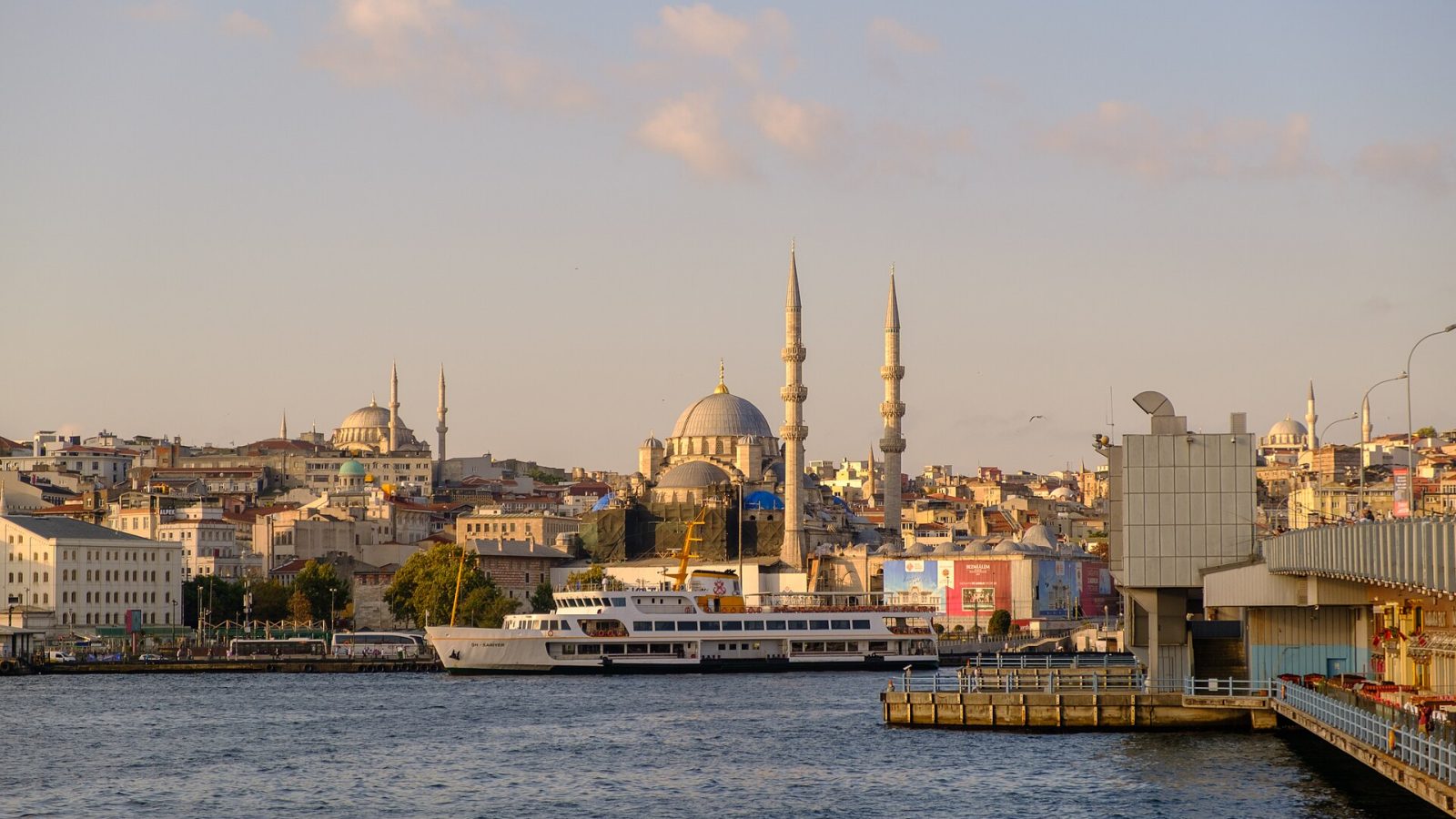 Eminönü dans la lumière du soir depuis le pont de Galata : la Nouvelle Mosquée, la mosquée Süleymaniye et des ferries