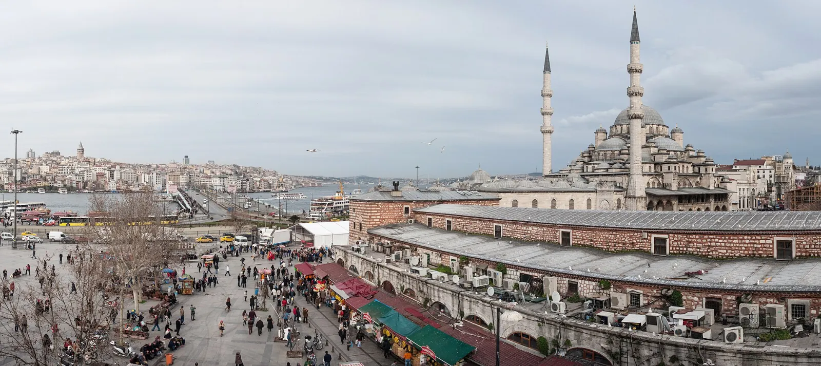 La place d'Eminönü, le Bazar égyptien et la Nouvelle Mosquée vus d'en haut, avec le pont de Galata et, de l'autre côté de la Corne d'Or, la tour de Galata