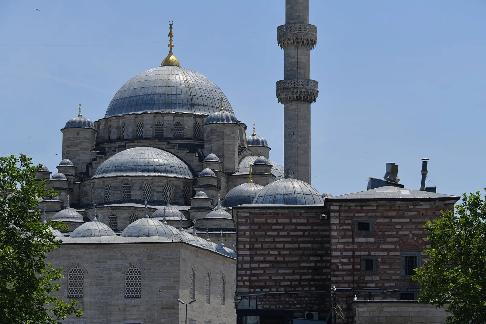 Die Neue Moschee (Yeni Cami) vom Eminönü-Platz aus, rechts die Stein- und Ziegelmauern des Ägyptischen Basars