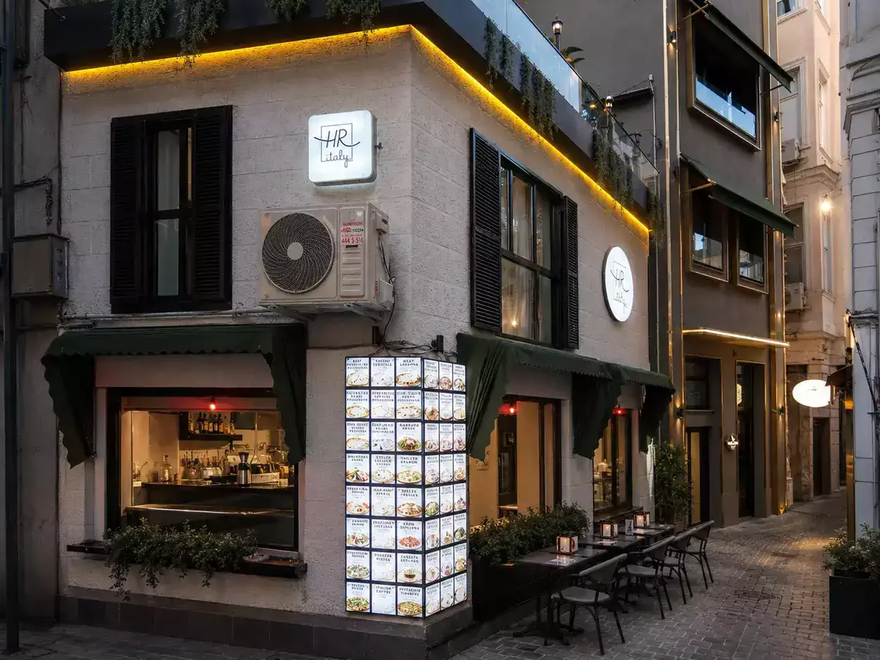 HR Italy Karaköy : la boutique d'angle de Kölemen Sokak, son menu lumineux et ses tables sur les pavés