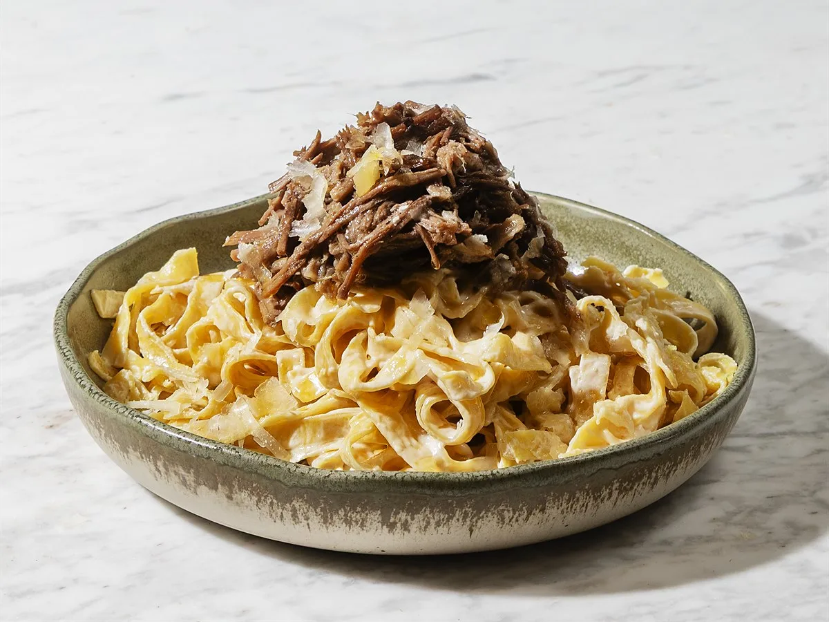 HR Italy Osso Buco Fettuccine: kremalı taze fettuccine üzerinde dört saat fırınlanmış, lif lif ayrılan dana incik