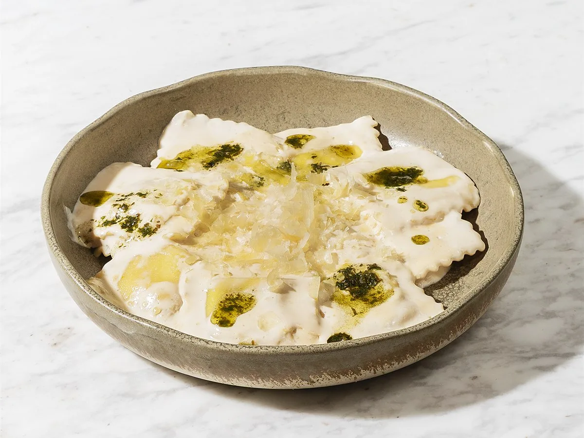 HR Italy Raviyoli 5 Peynirli: kremalı sosta taze raviyoli, üzerinde pesto ve rendelenmiş peynir