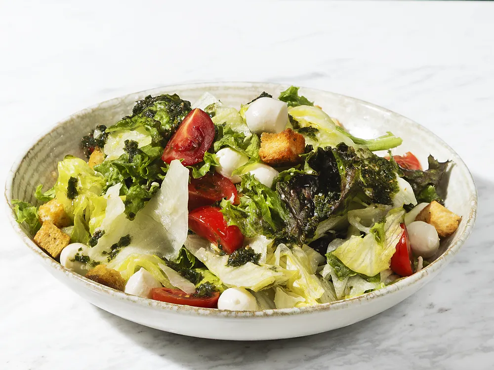Italienischer Salat von HR Italy: Blattsalat, Kirschtomaten, Mini-Mozzarella und Croutons