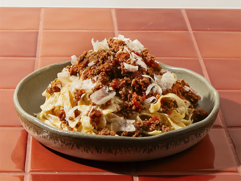 Fettuccine Bolognese mit Rahm von HR Italy: cremige Fettuccine mit Bolognese-Soße und Parmesanspänen