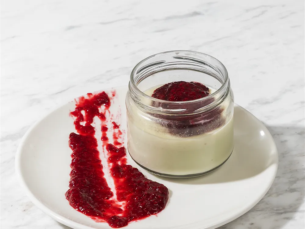 Panna Cotta von HR Italy: Panna Cotta im Glas mit Himbeersoße auf dem Teller