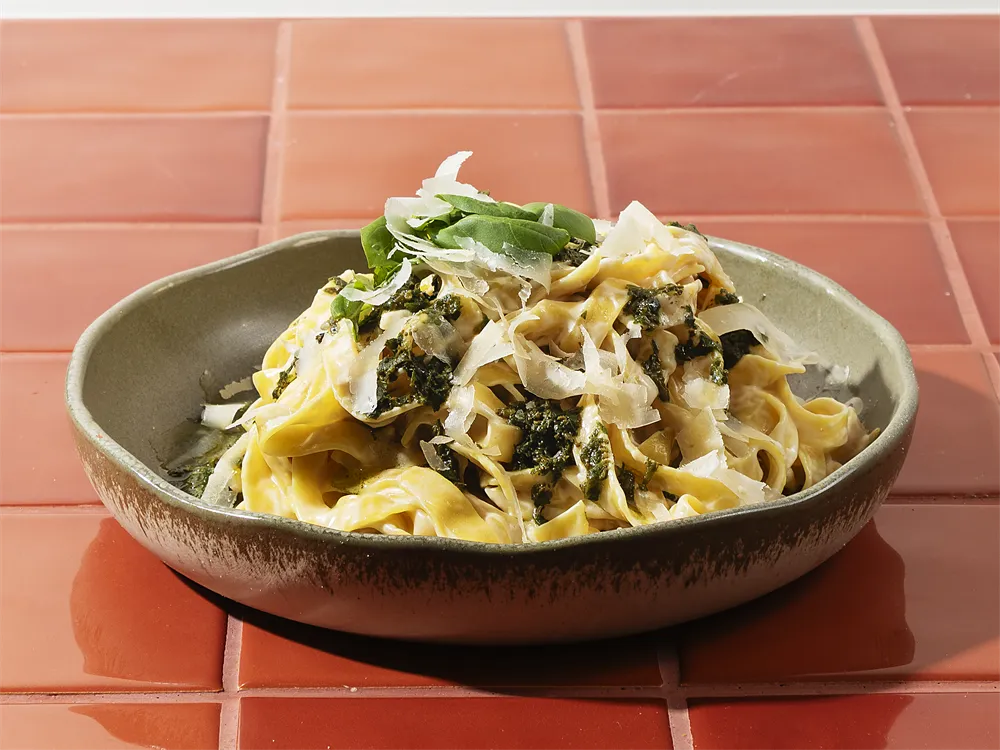 Parmesan-Rahm-Pesto von HR Italy: frische Fettuccine in cremiger Pestosoße