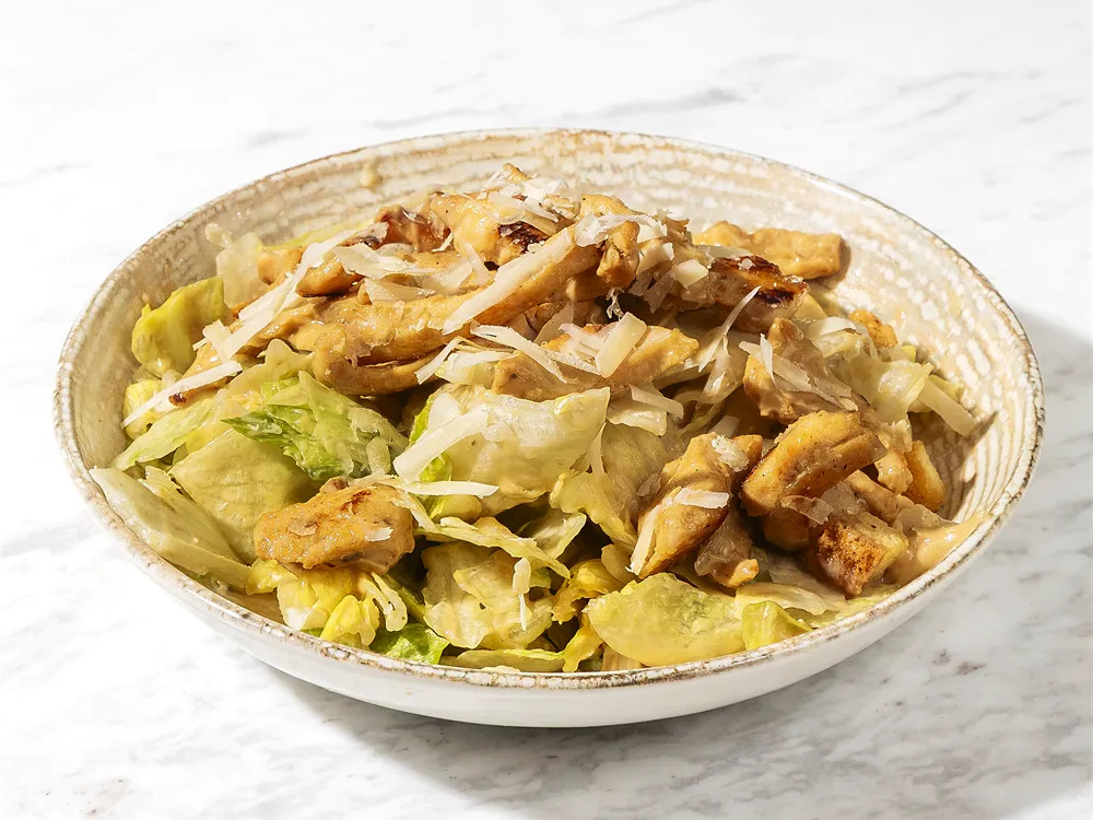 Hähnchen-Caesar-Salat von HR Italy: Hähnchenstreifen und Parmesan auf Eisbergsalat