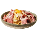 Fettuccine carbonara crémeuses, viande fumée et jaune d'œuf sur le dessus