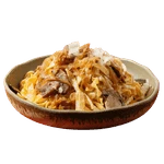 Fettuccine crémeuses aux oignons caramélisés et champignons