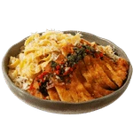 Schnitzel de poulet tranché sur des fettuccine crémeuses