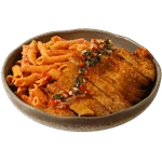 Schnitzel de poulet croustillant tranché sur des penne crémeuses