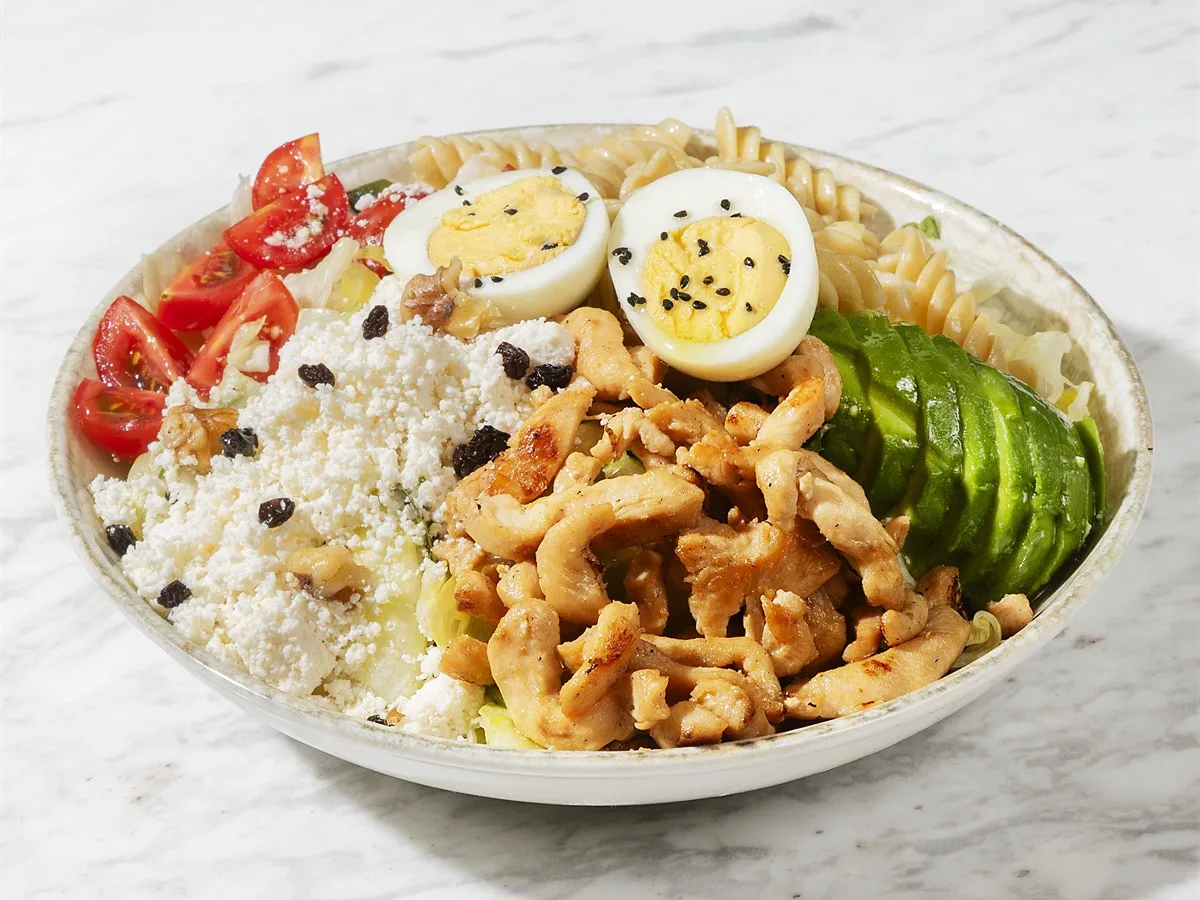 HR Italy Enerji Mix Salata: tam buğday makarna, ızgara tavuk, avokado, haşlanmış yumurta, lor peyniri ve cherry domates