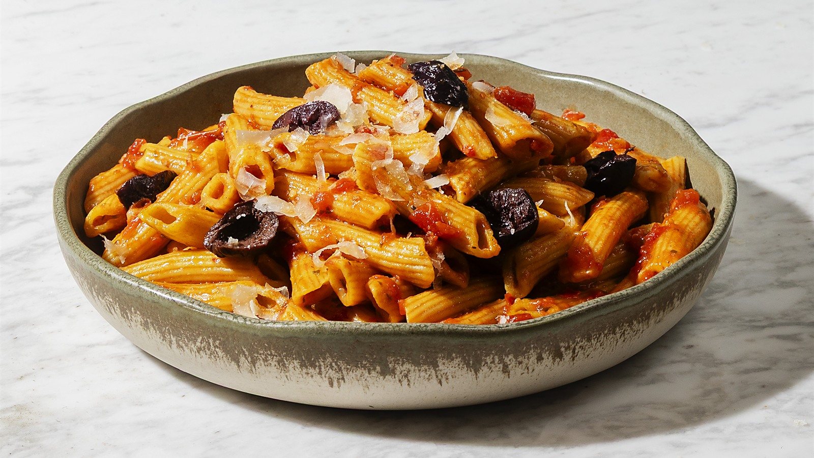 HR Italy Penne Arrabbiata: mermer masada, domatesli arrabbiata soslu taze penne, siyah zeytin ve parmesan yongaları