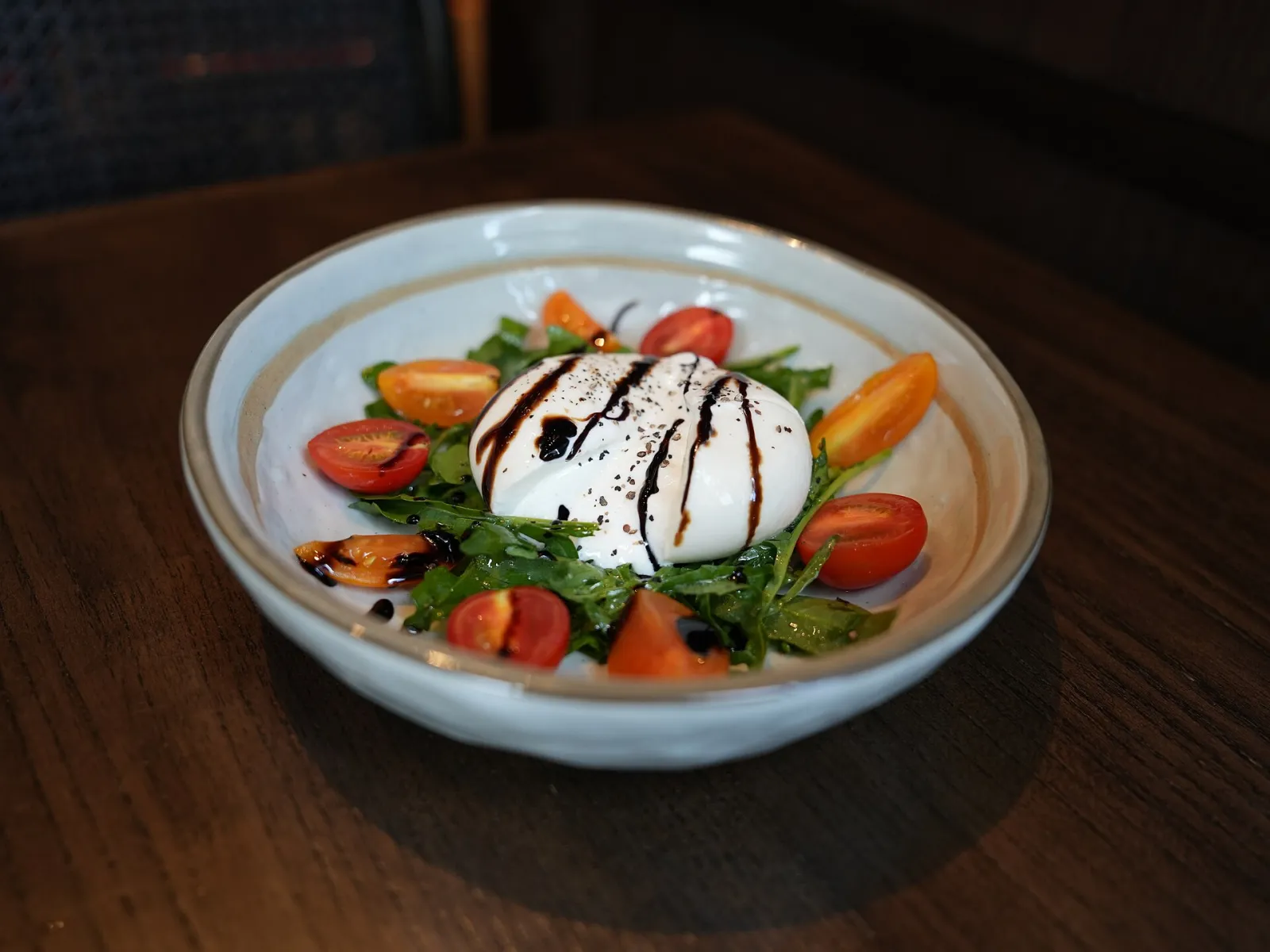 Salade de burrata à la roquette, aux tomates cerises et au balsamique