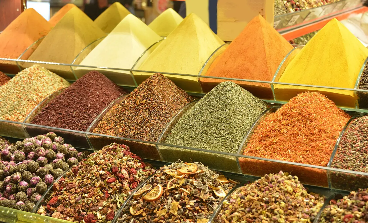 Épices colorées en pyramides et tisanes de fleurs séchées au Bazar égyptien