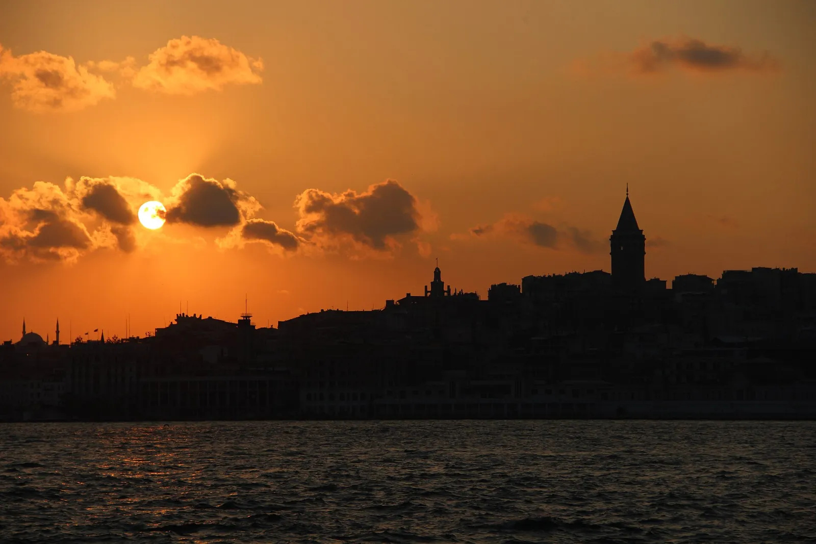 Silhouette de Karaköy et de la tour de Galata au coucher du soleil